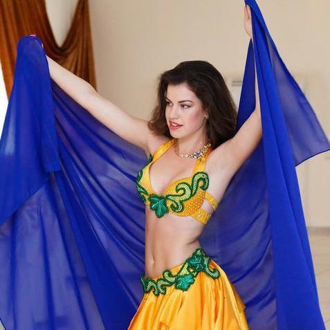 vostochnie-krasavitsi-pokazivayut-svoi-prelesti-krasivoy-grudastoy-telkoy